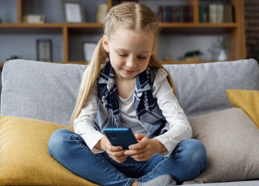 Prekomerno gledanje u ekrane (telefon, televizor, tablet) loše utiče na razvoj dece.