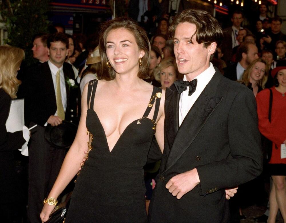 Elizabet Harli i Hju Grant na premijeri filma 'Četiri venčanja i sahrana' 1994. godine