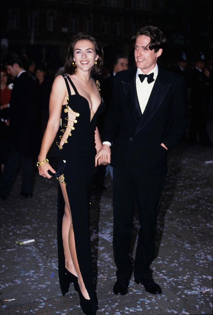 Elizabet Harli i Hju Grant na premijeri filma 'Četiri venčanja i sahrana' 1994. godine