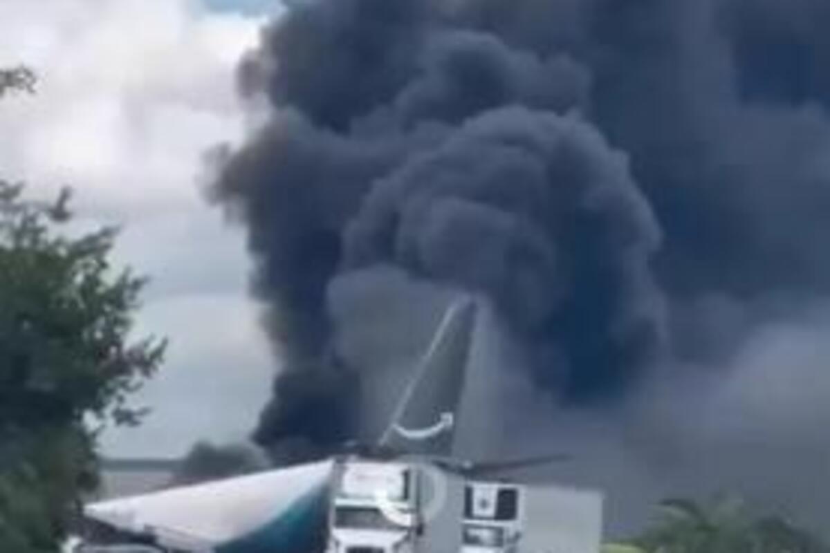 DRAMATIČAN SNIMAK! Boeing izleteo sa piste, evo gde je završio! Iz olupine kulja gust dim