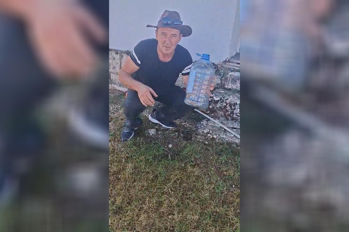 Milorad Dakić na Žabljaku ispred škole uhvatio poskoka