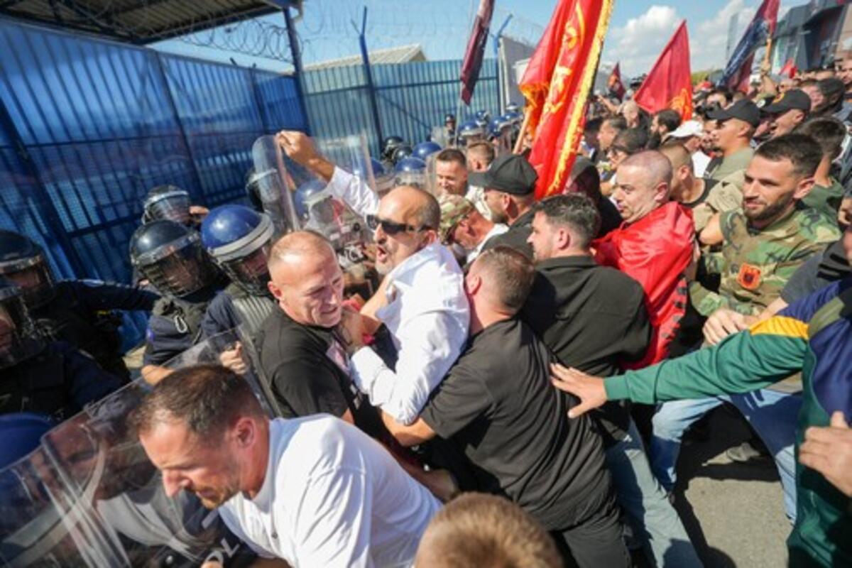 Demonstranti u Prištini napali zgradu Vlade i pokušali da uđu u bazu EULEX-a