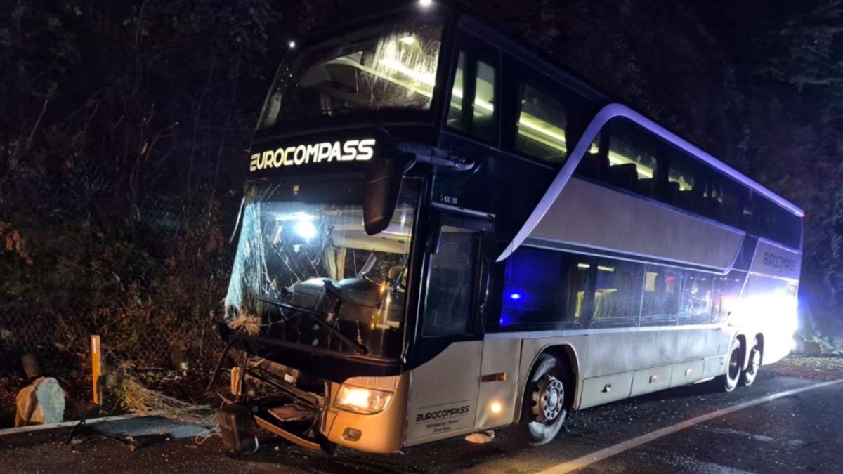 Prvi snimci nesreće na putu Mojkovac - Kolašin: Delovi stene pali na autobus s 90 dece