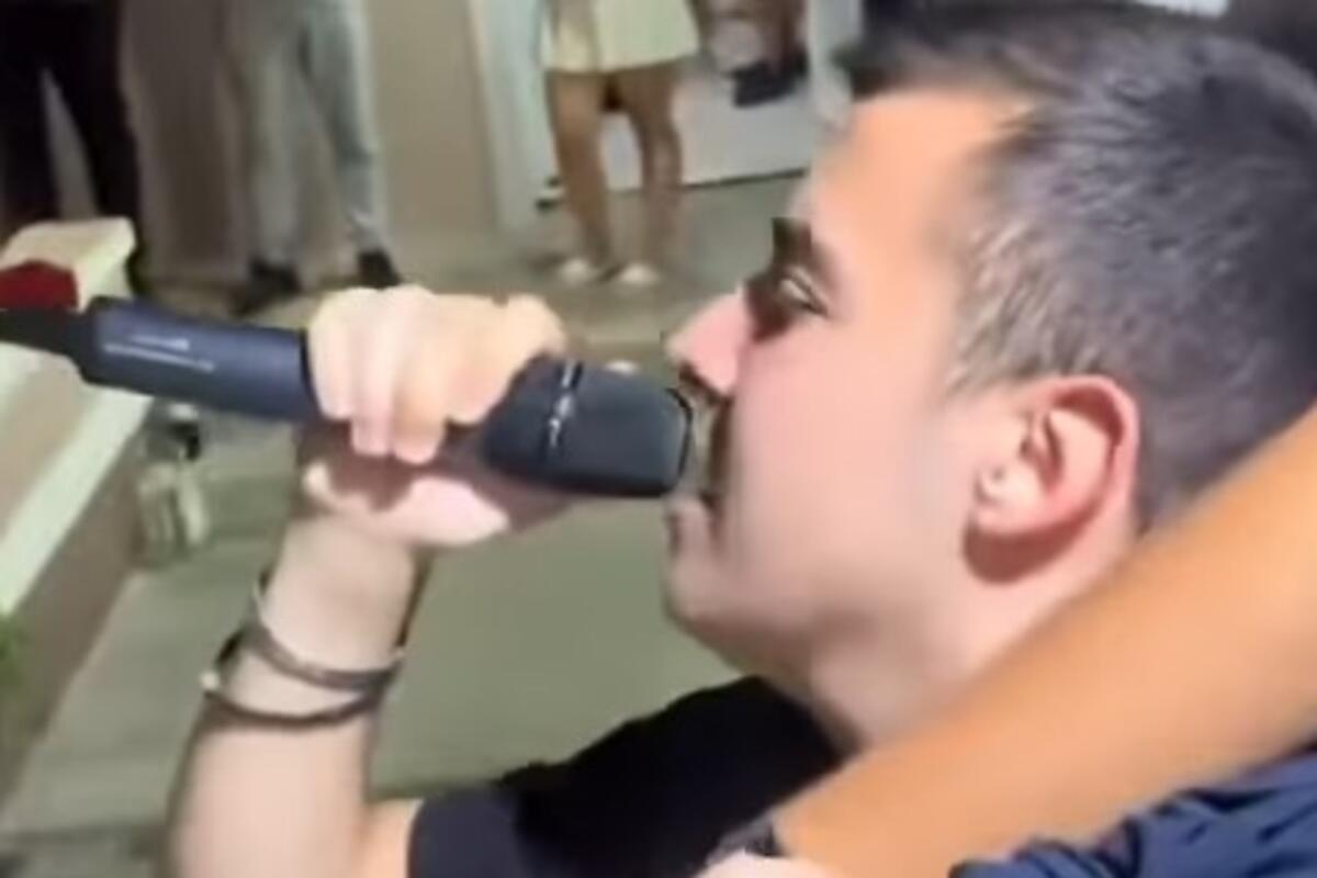 Srbin peva Šabana Šaulića dok mu druga unose u kola Hitne pomoći