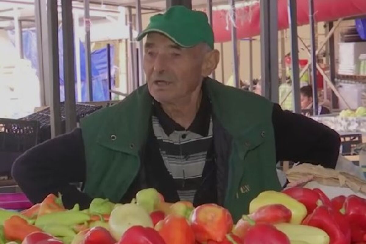 Penzioner Gojko sa 80 godina radi na Đeram pijaci