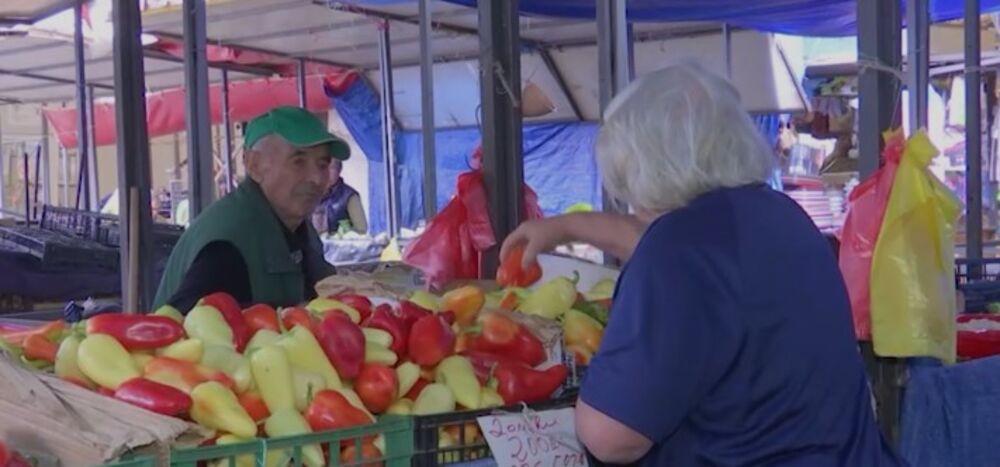 Čika Gojko razgovara sa mušterijom