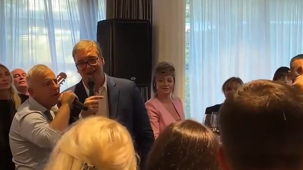 Vučić sa saradnicima pevao pesmu  "A sad adio" na oproštajnom koktelu u Predsedništvu