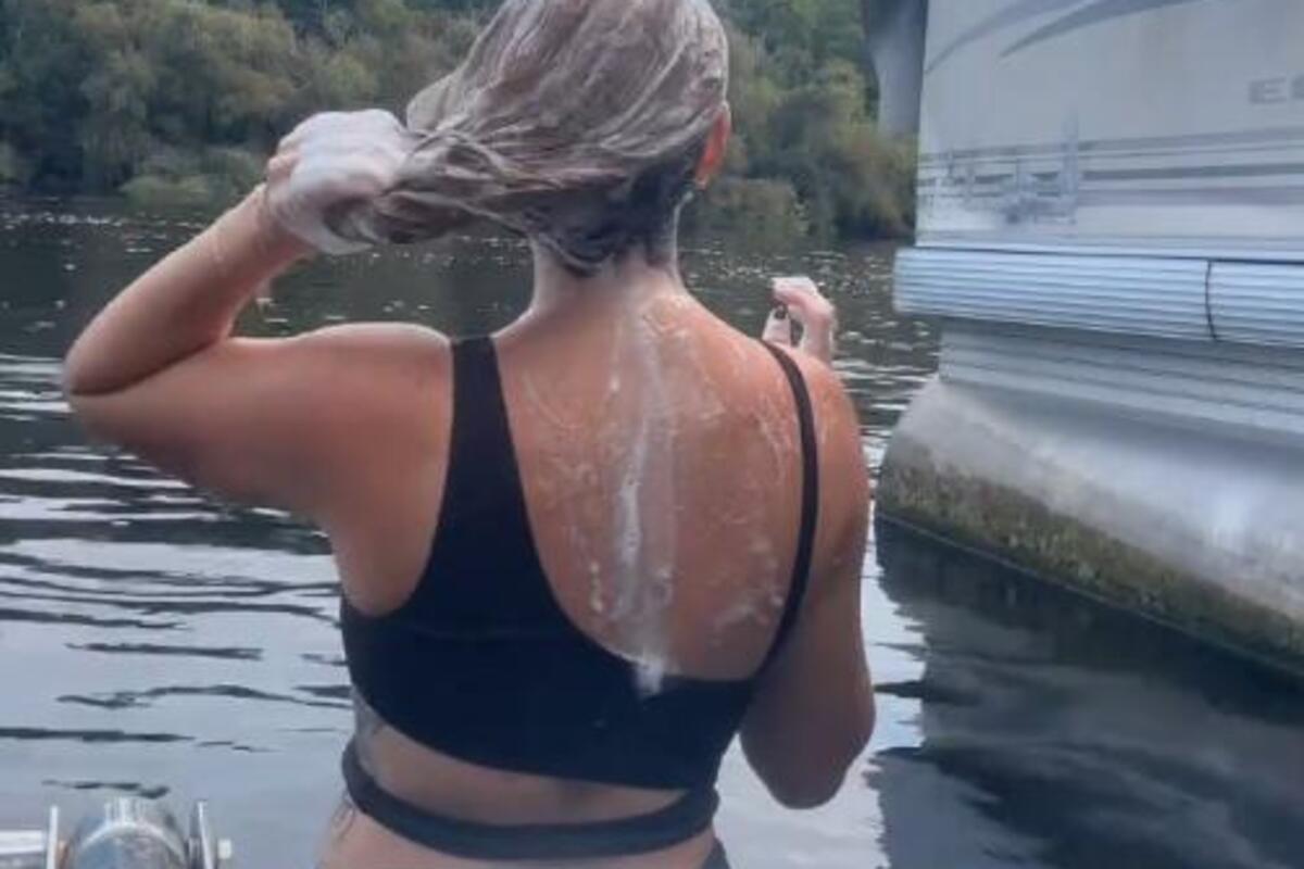 Snimala sebe dok se kupala u reci, pa shvatila da nije sama