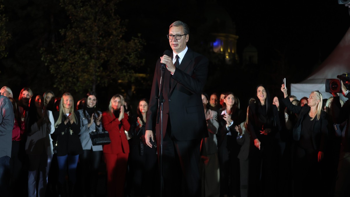 Hiljade pristalica ispred Predsedništva: Vučić podnosi ostavku