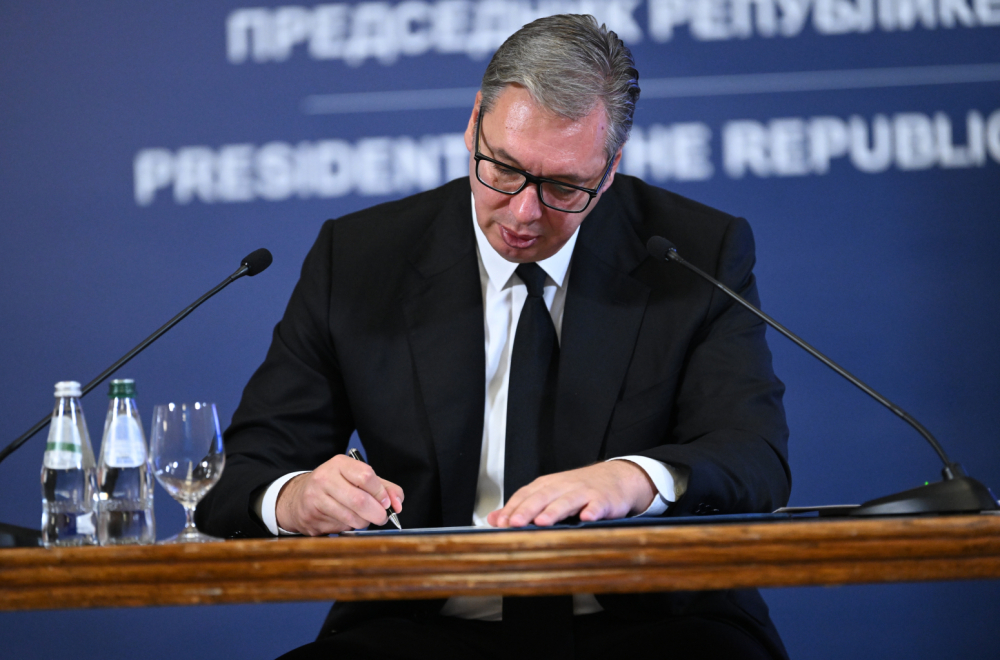 Aleksandar Vučić podneo ostavku
