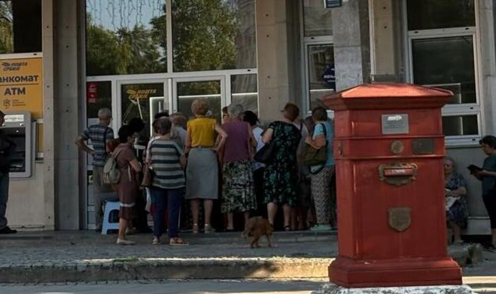 Kod pošte stoje penzioneri