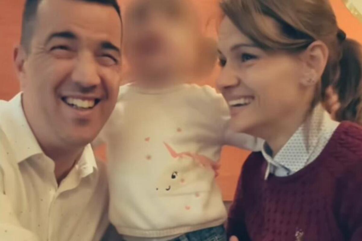 Snimak usvojene devojčice sa roditeljima