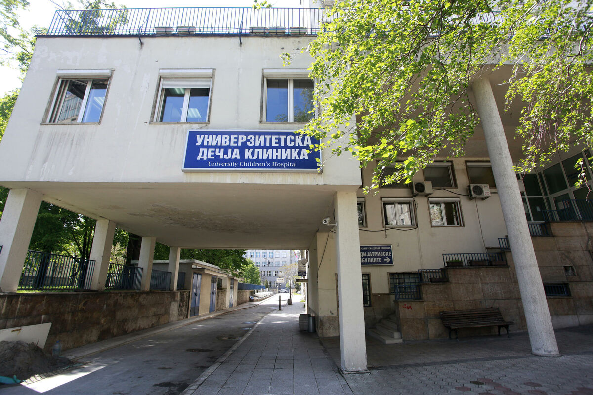 Na Vračaru dete palo sa metalne šipke i udarilo glavom o pod