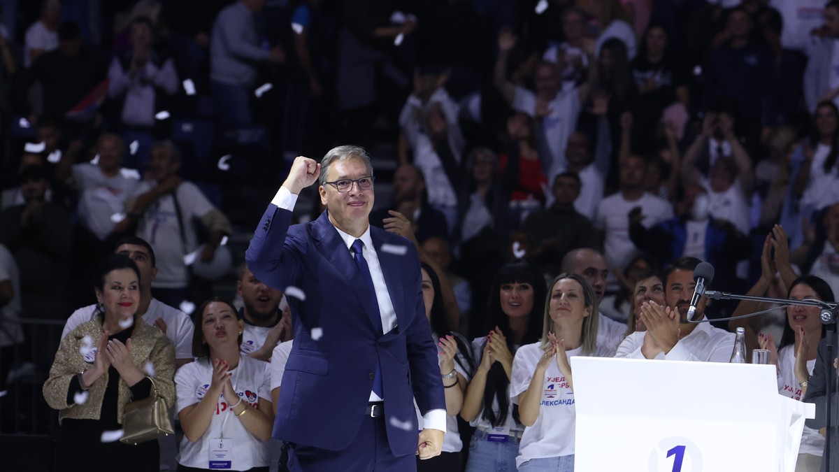 Vučić na velikom skupu SNS u Areni: Škole i fakulteti neće biti opštinski odbori političkih stranaka