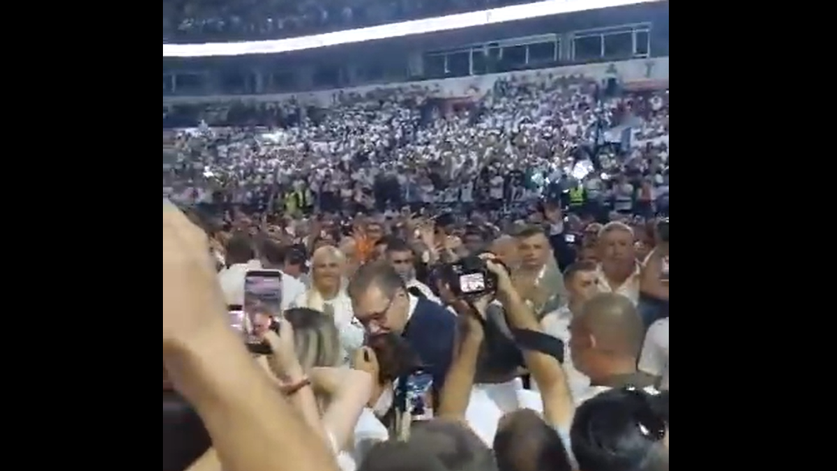 Pogledajte emotivan trenutak: Vučić uoči izlaska na binu u Areni poljubio ćerku Milicu