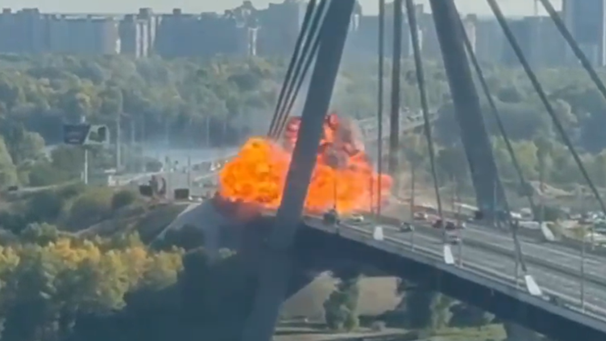Ruski dron pogodio veliki kijevski most dok su preko njega prolazili automobili! (video)