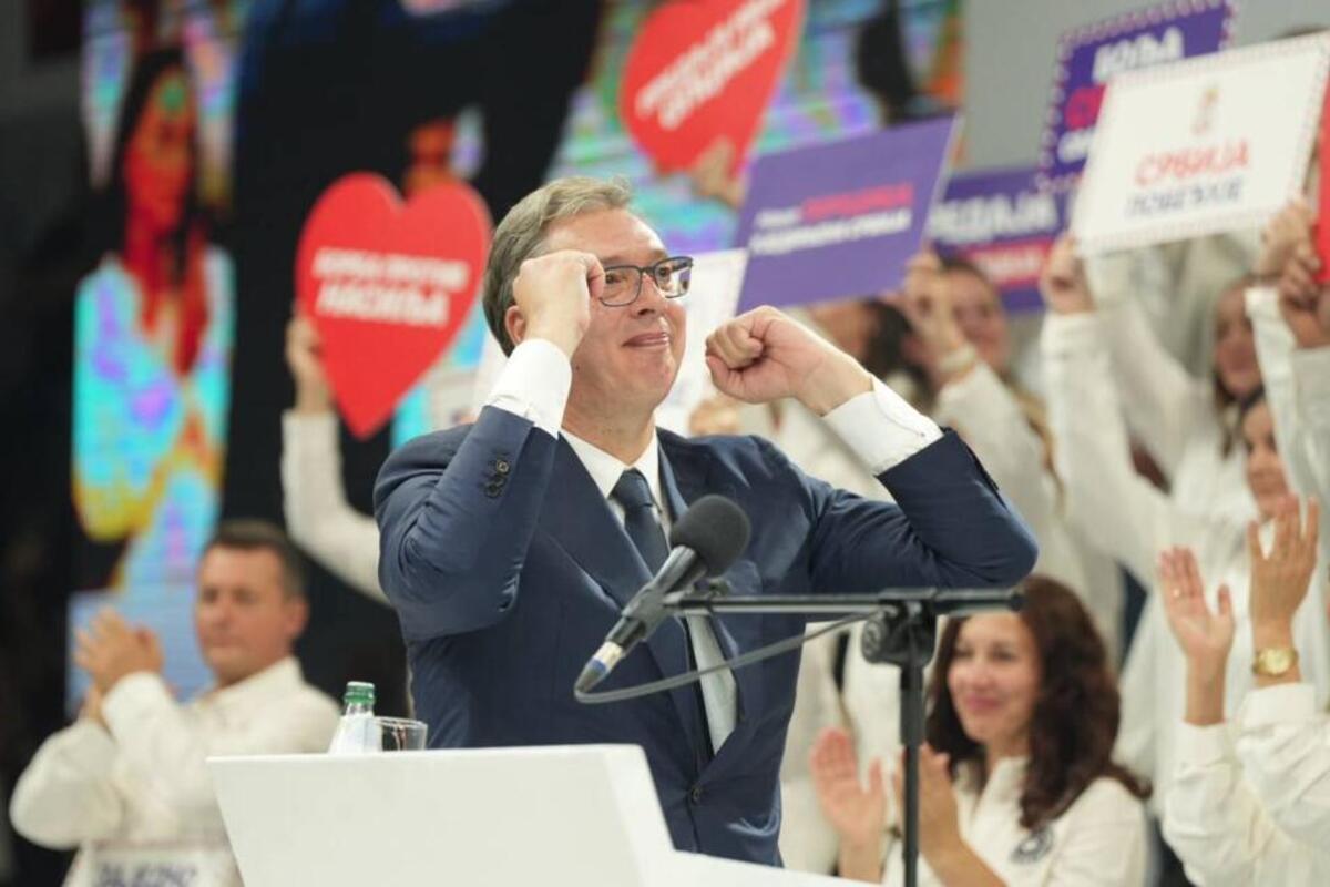 Vučić zapevao na skupu u Kragujevcu