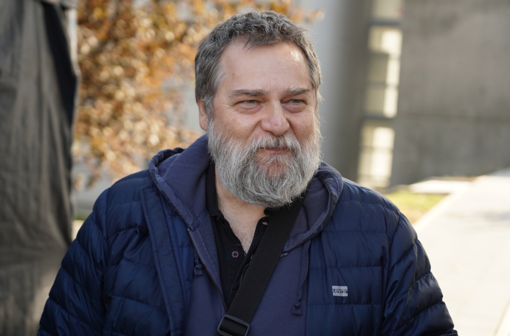 Legendarni umetnik jasno poručio: "Prošli put sam za Vučića potpisao jednom rukom, sada ću sa obe" VIDEO