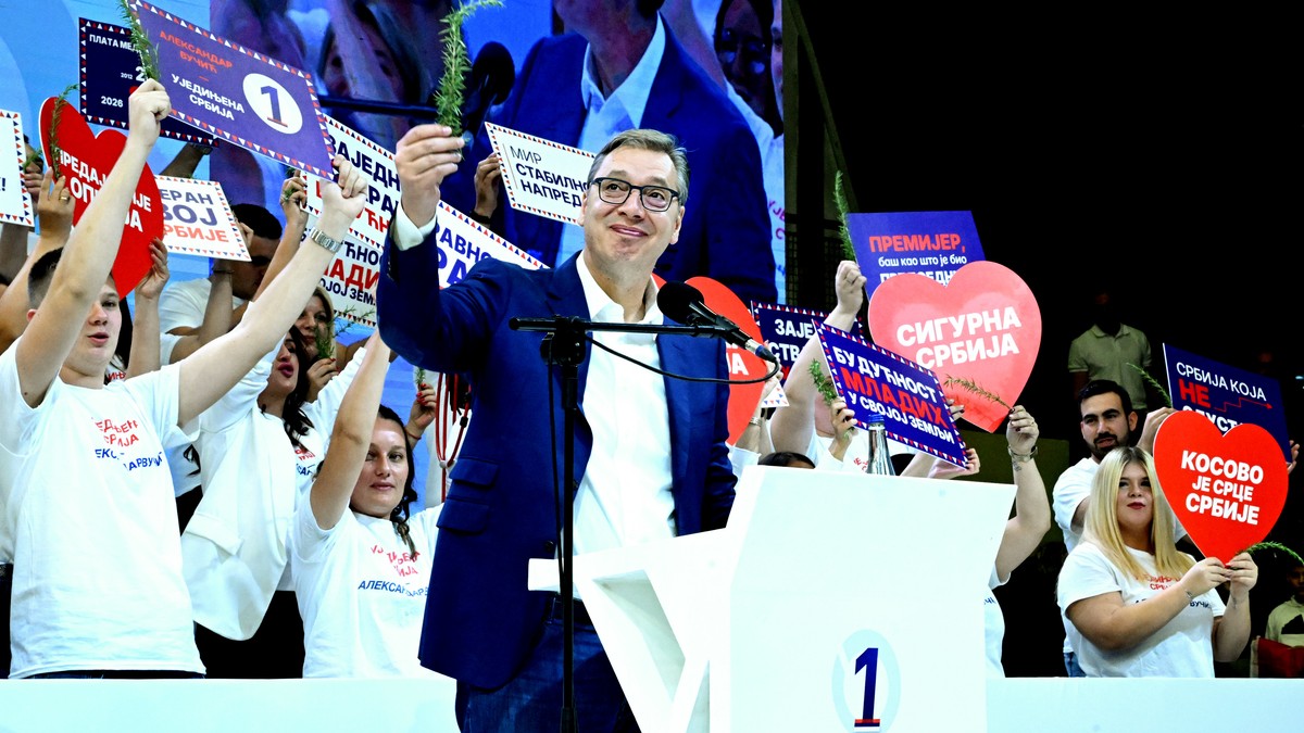 Vučić na skupu u Lazarevcu: Kurtijev poslanik nosi majicu "studenti pobeđuju"