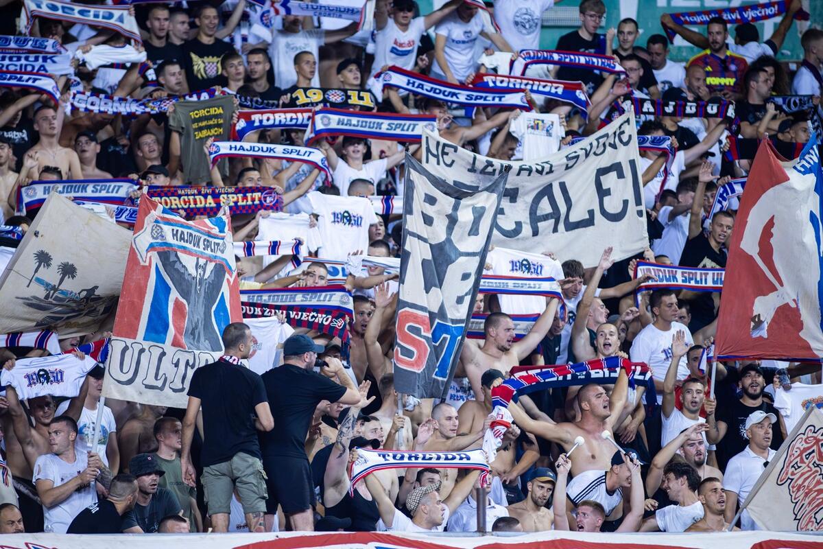 Hrvatski mediji navijače poznate kao Torcida nazivaju kretenima