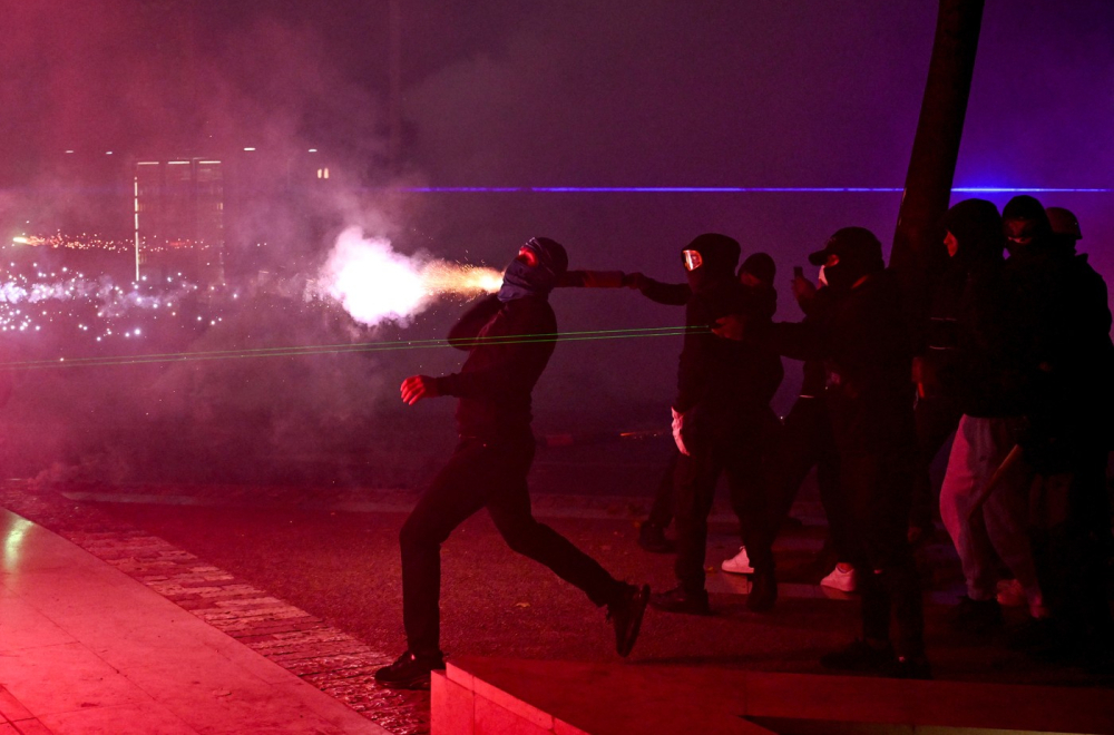 Opšti haos u Tirani: Demonstranti zapalili ministarstvo, policiju gađali kamenicama FOTO/VIDEO
