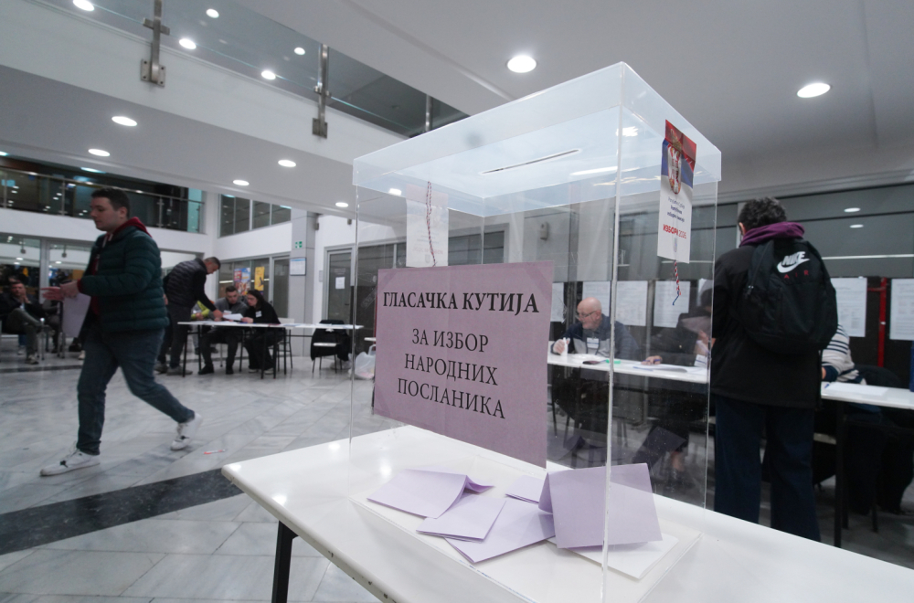 Srbija bira! Otvorena biračka mesta; Redovi za glasanje od ranog jutra; Stigao veliki broj građana sa KiM