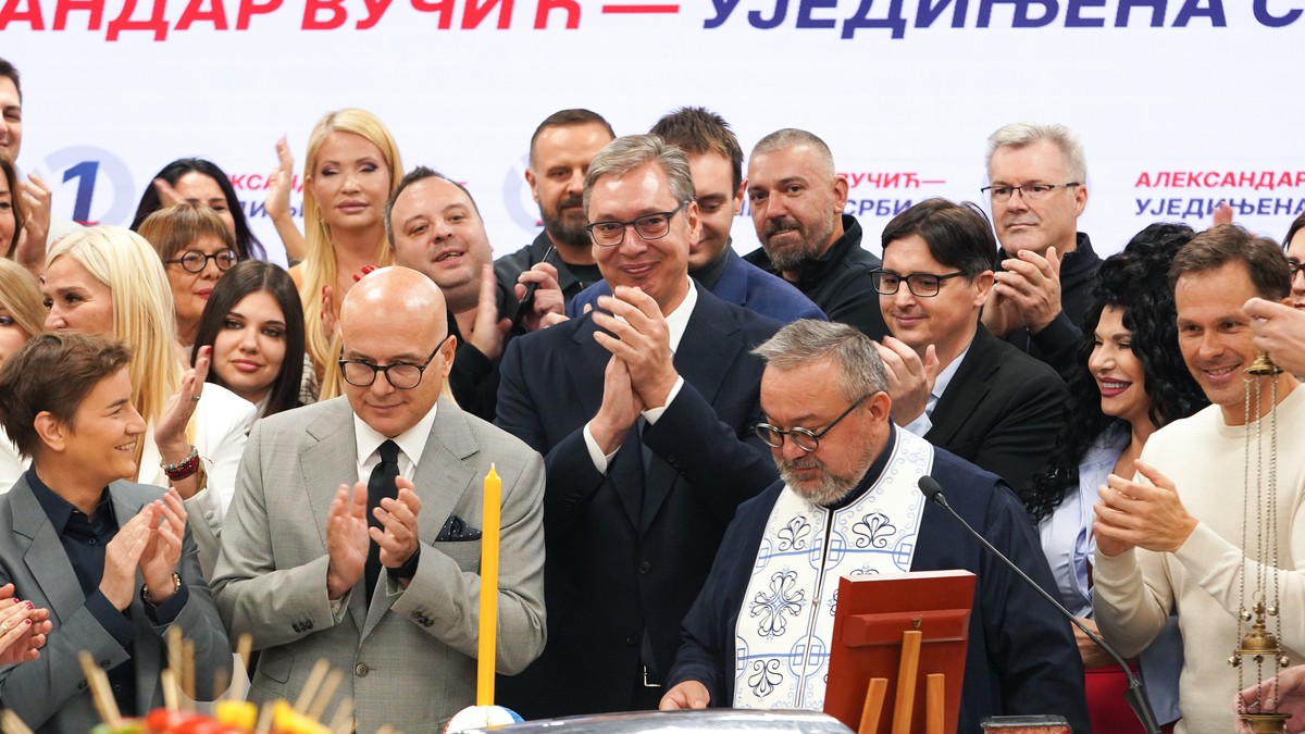 Vučić se obratio na slavi SNS: Progoniće nas i goniti, ali svi članovi moje porodice su u Srbiji