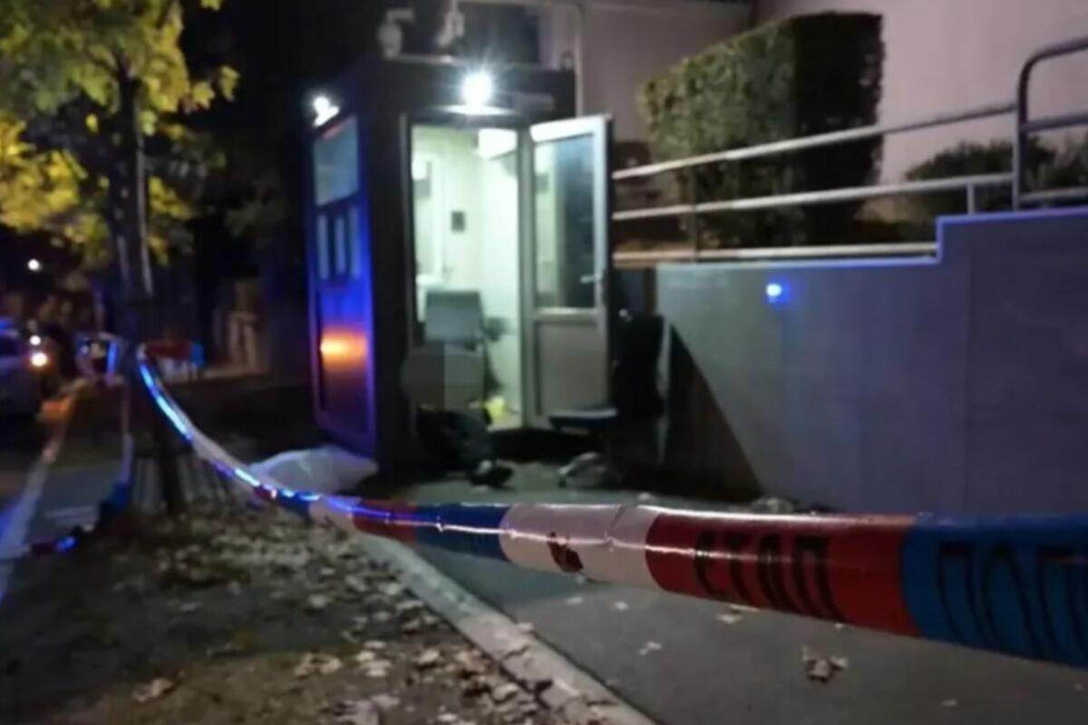 Mladić sa dva noža napao pripadnika Žandarmerije kod ambasade Izraela
