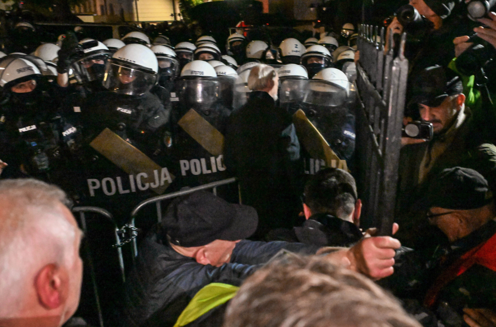Pokušaj državnog udara u Poljskoj: Opsadno stanje ispred Ustavnog suda, napadnuta policija FOTO/VIDEO