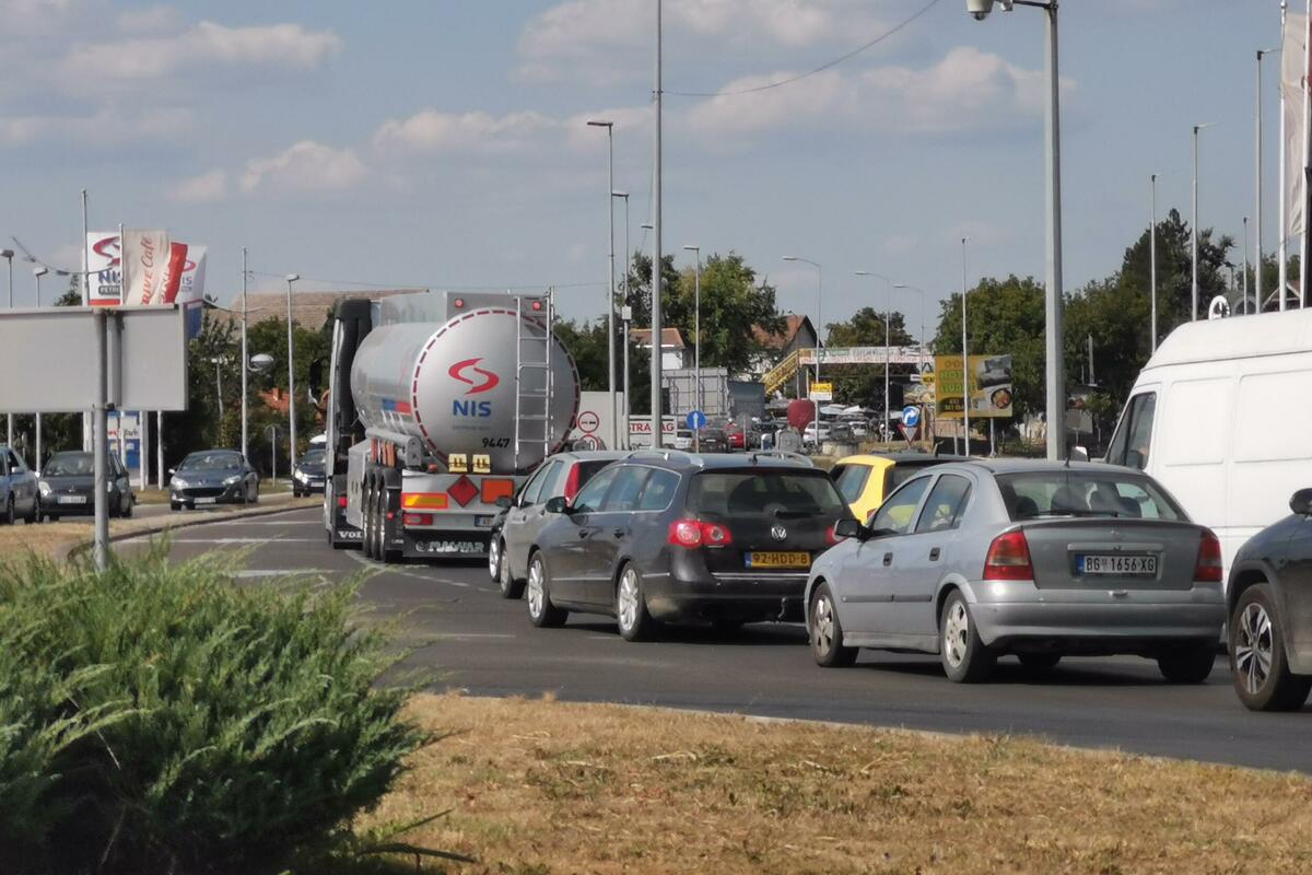 Zastoj na putu kod Rumenke, stvaraju se ogromne gužve