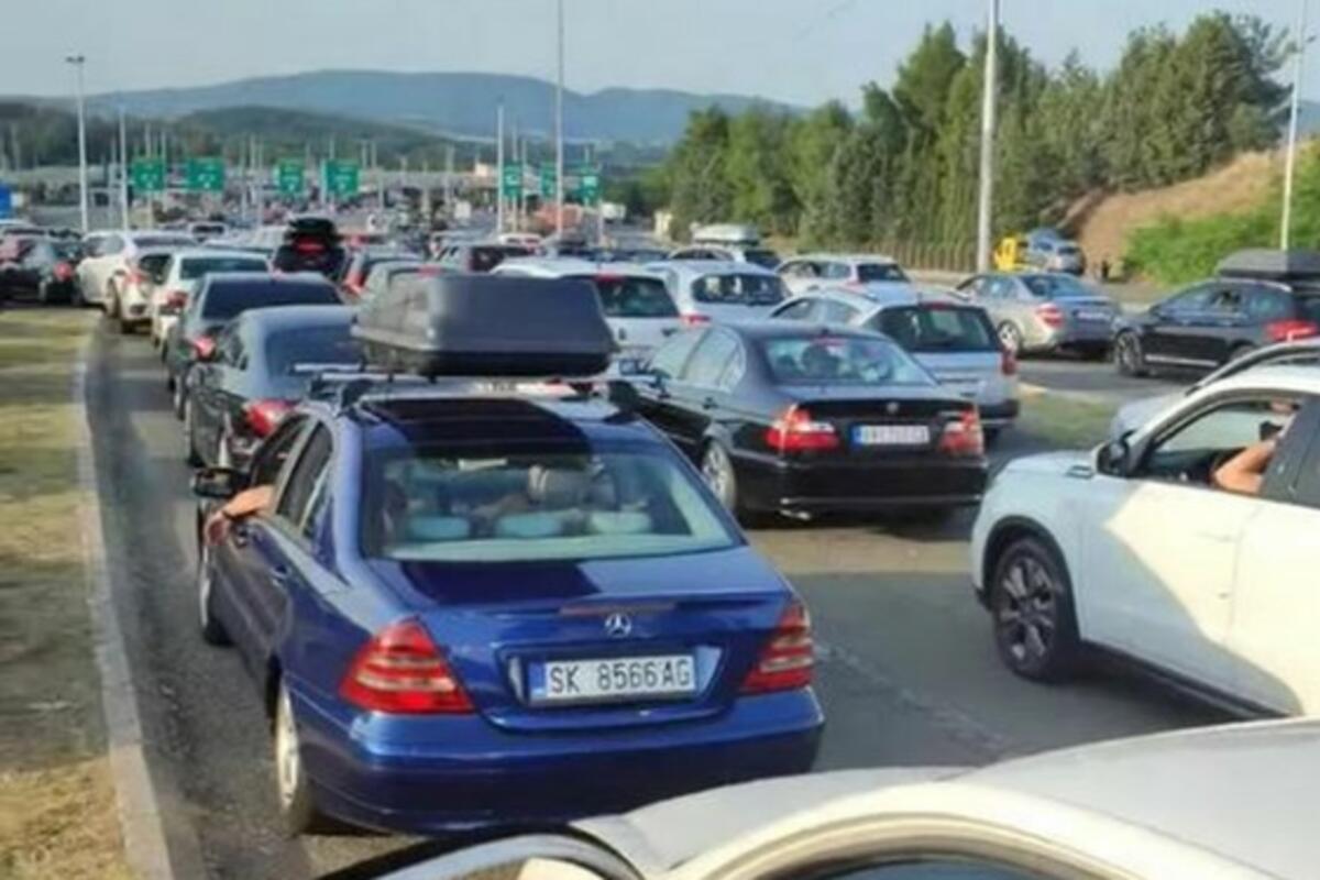 Devojčici pozlilo na Evzoniji zbog ogromnih gužvi
