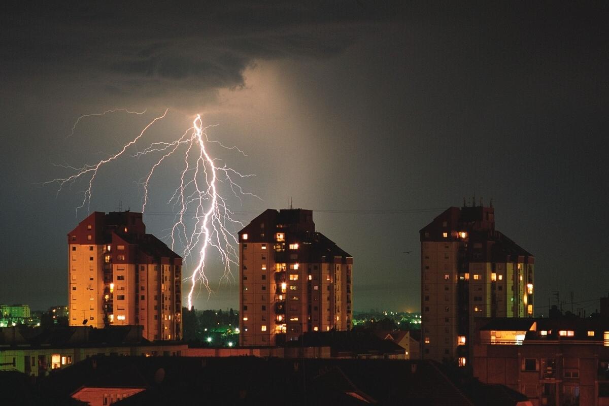 RHMZ upozorio na pljuskove sa grmljavinom
