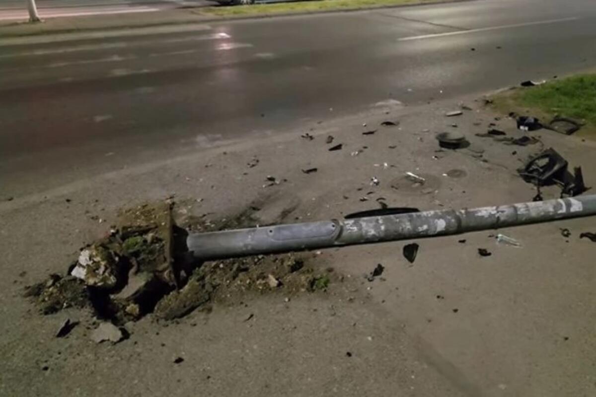 Taksista u Novom Sadu oborio semafor