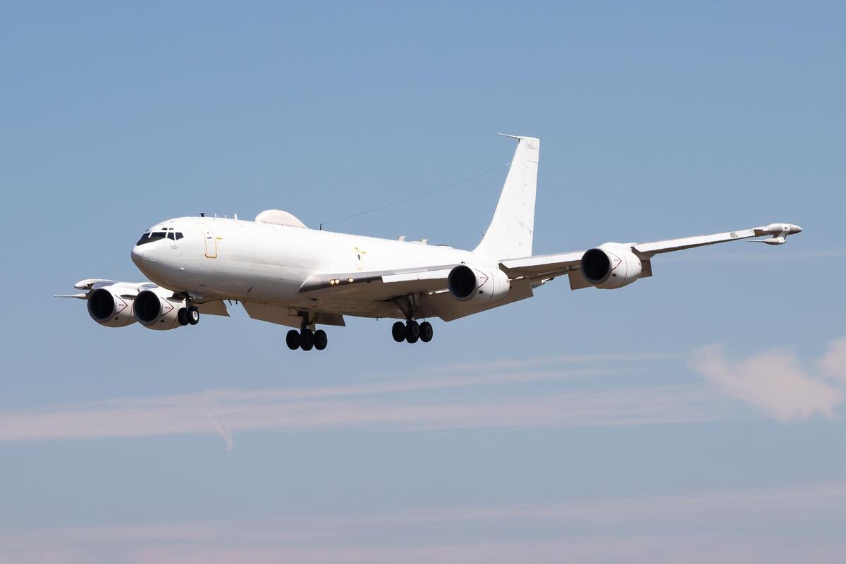 Avion prinudno sleteo na livadu u BiH