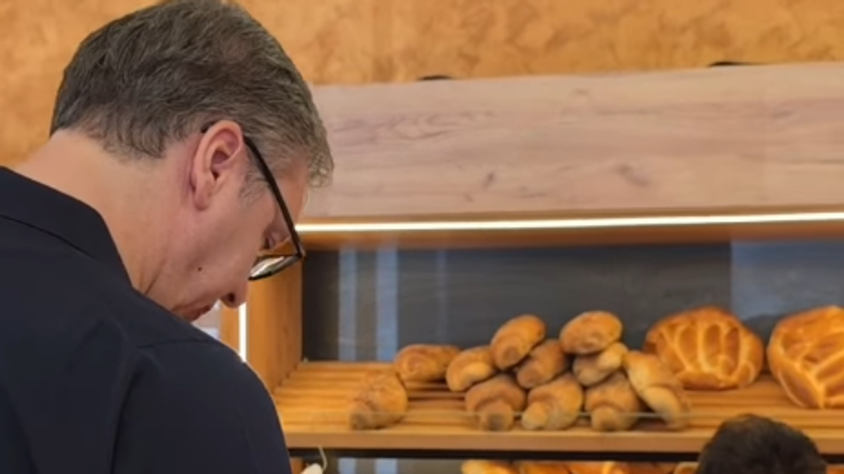 Vučić krenuo u Orlovat, družio se sa ljudima u Crepaji: Svratio na burek
