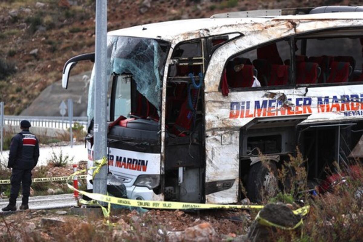 Autobus pun ljudi sleteo sa puta u jarak u Mađarskoj