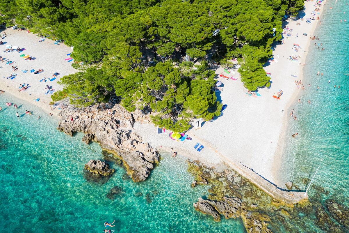 Plaža Punta Rata u Brelima već godinama važi za jednu od najlepših na hrvatskom primorju