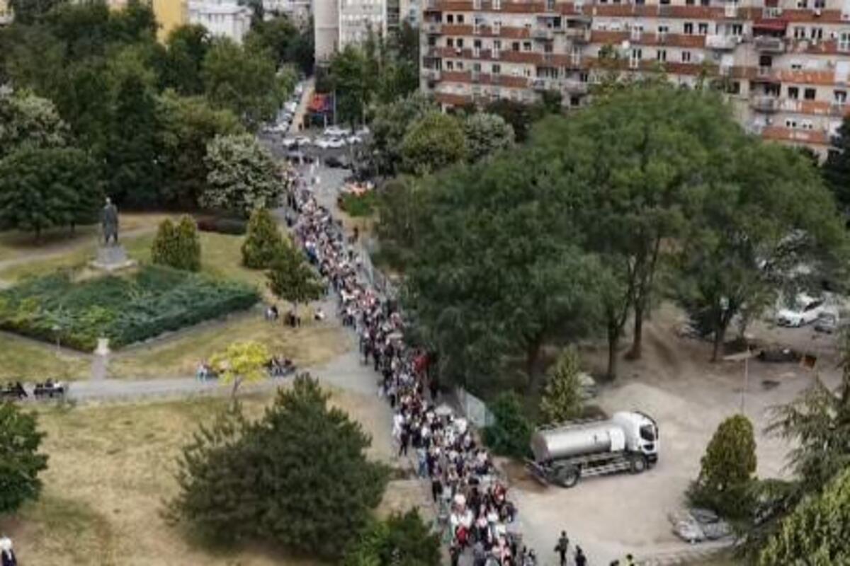 Vernici u kilometarskom redu za poklonjenje pojasu Majke Božije