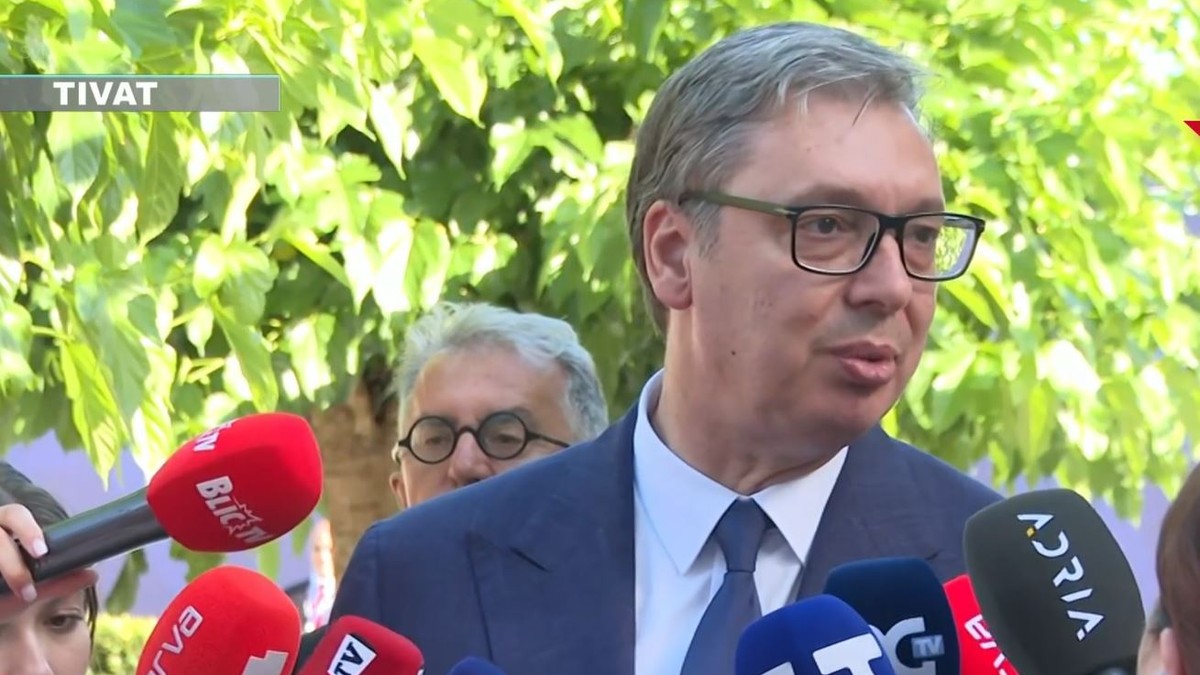 Aleksandar Vučić u Tivtu: "Non pejper Makrona i Merca dobar predlog