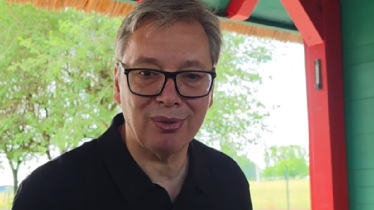 Vučić na Paliću, seče slaninu, kulen i kobasicu (video)