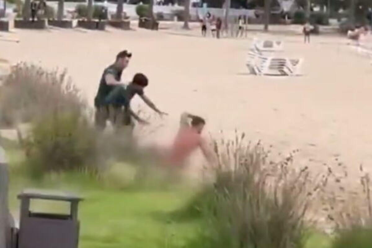 Turista go na plaži