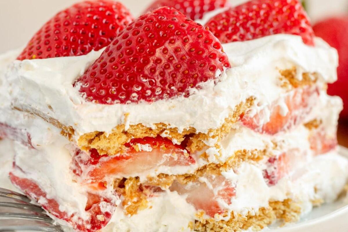 Recept za brzu kremastu tortu sa keksom i jagodama