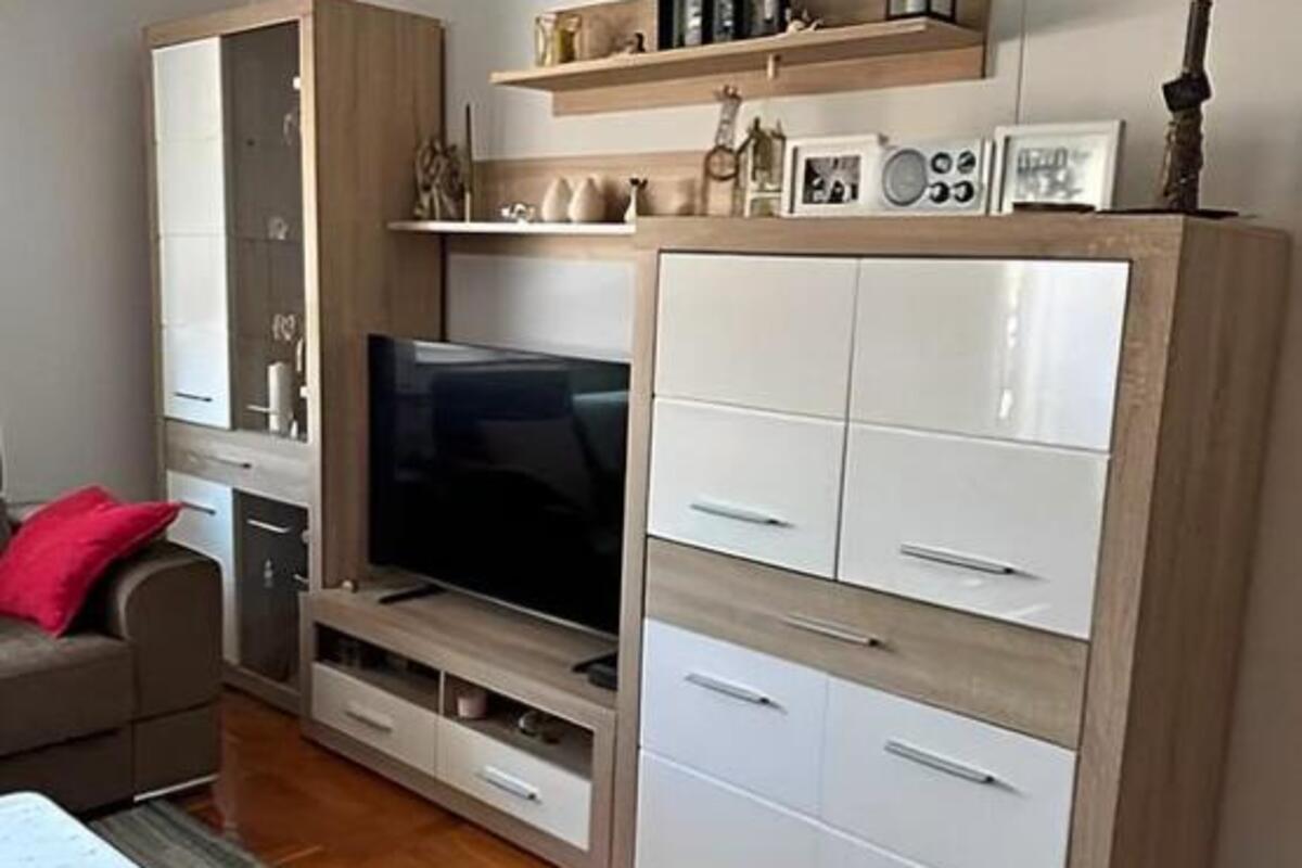 Fotografije preminulih na komodi
