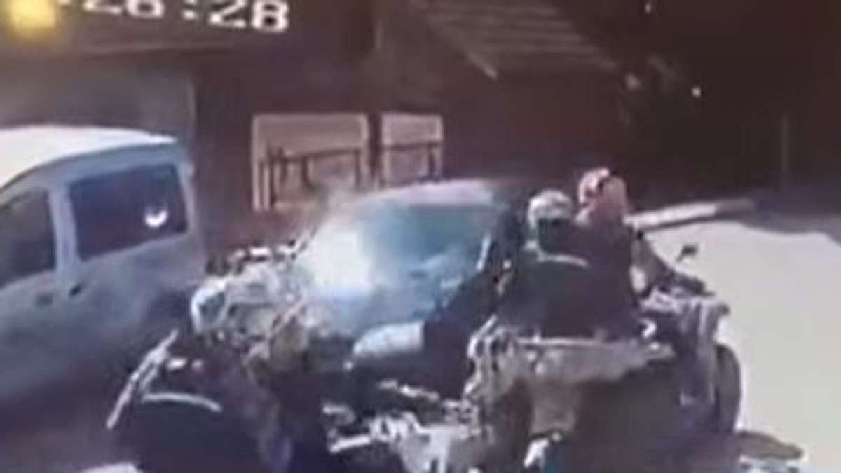 Napad na vlasnika radnje u Novom Pazaru: Držali ga na nišanu i tukli šipkama, isplivao snimak
