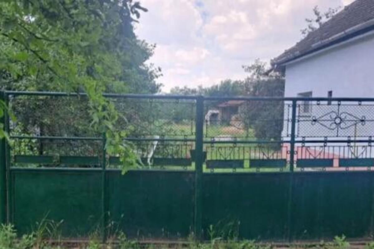 Prodaje se kuća i plac od 30 ari u selu Međa za 13.500 evra