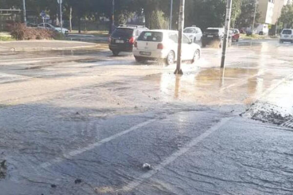 Na Novom Beogradu u ulici Narodnih heroja pukla vodovodna cev