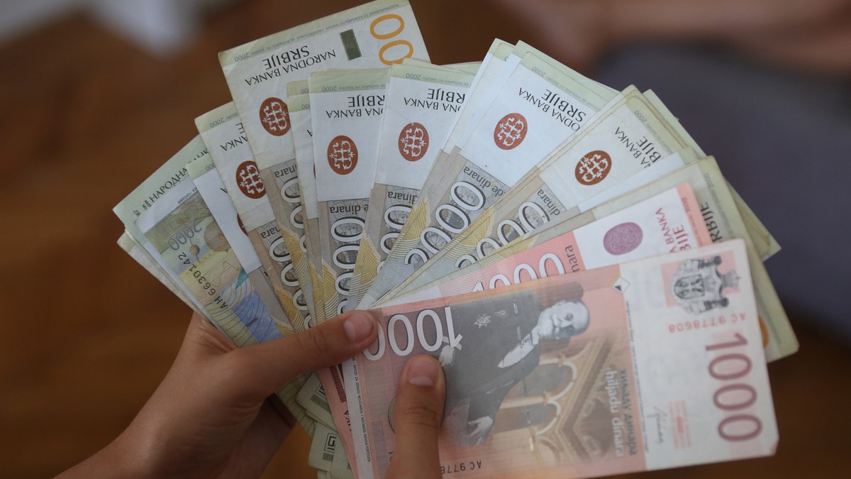 PARE STIŽU RANIJE NEGO ŠTO JE PLANIRANO: Isplata od 27.500 dinara leže na račune pre sredine septembra, proverite da li ste na spisku