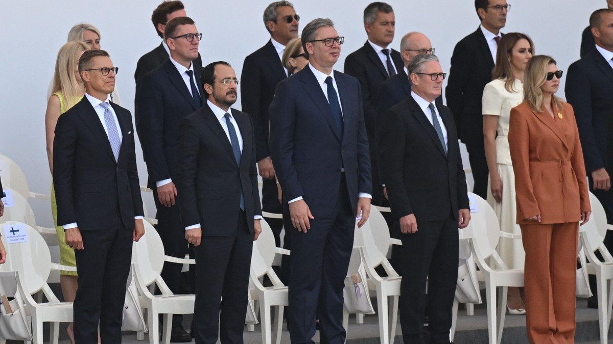 Vučić u prvom redu na vojnoj paradi u Francuskoj: Počeo defile na ulicama Pariza (Video)