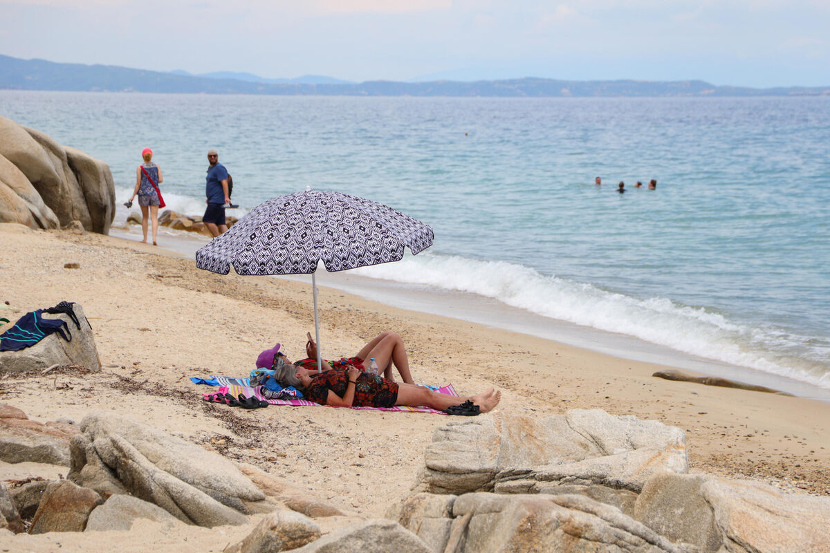 Čovek na plaži u Pržnu doneo tepih