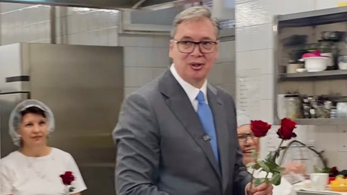 Vučić poklonio ruže ženama u zgradi Predsedništva